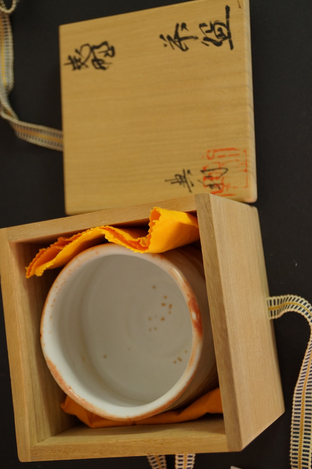 Chawan aus Shino-Keramik von Noritoshi Takagi in Aufbewahrungsbox