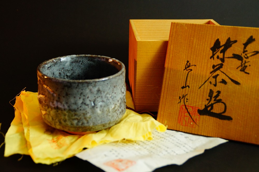 Cuenco de té chawan de cerámica Oribe de Ito Shinzan vista frontal con caja de conservación