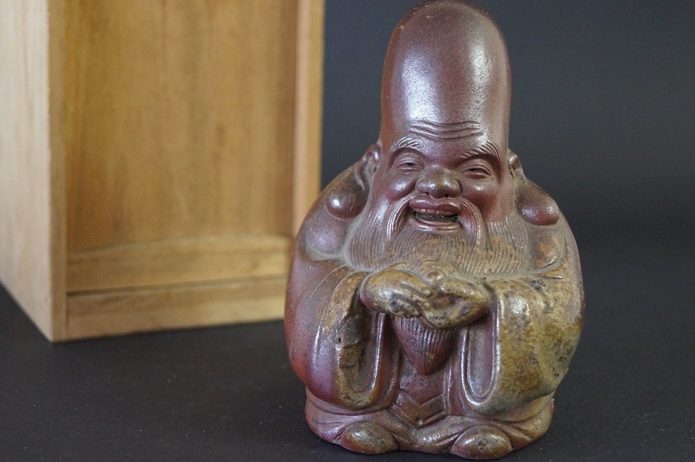Fukurokuju Figur Frontalansicht mit Aufbewahrungsbox