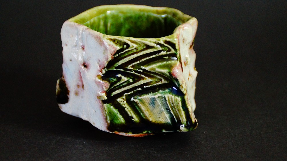 Seitenansicht des eckigen Guinomi mit gruener Oribe-Glasur von Kawachi Hidetoshi
