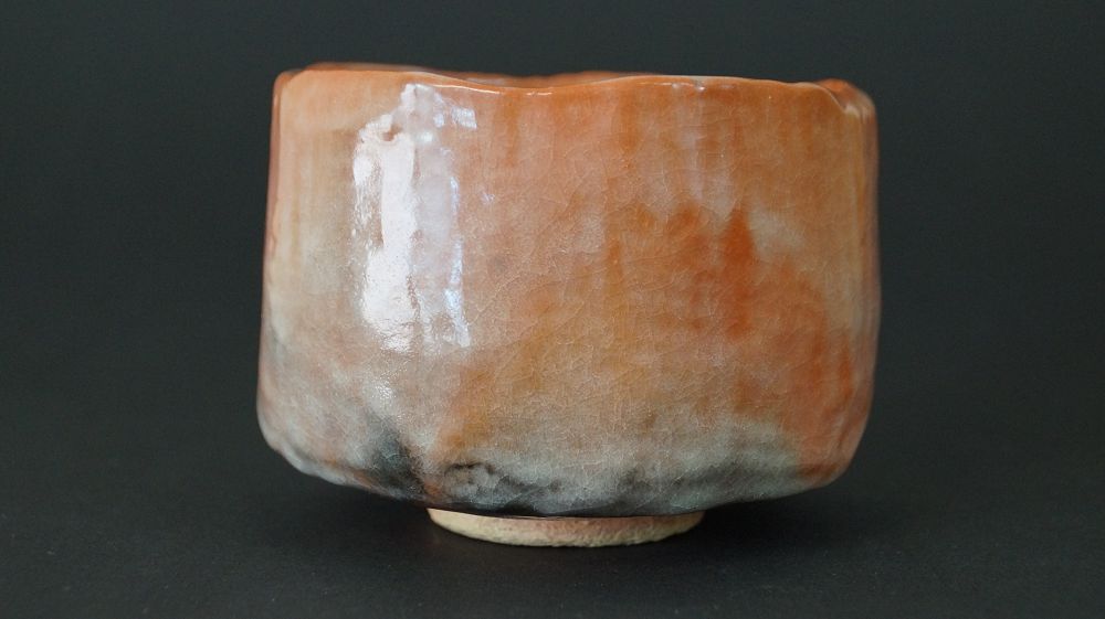 Weitere Ansicht der Chawan Teeschale aus Raku-Keramik mit gruenlich-schwarzer Verfaerbung am Fuss