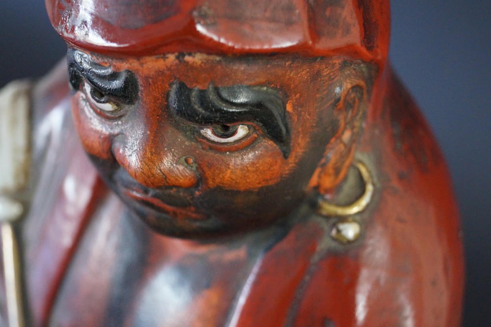 Daruma Figur aus Kutani Porzellan Ohrring Nahaufnahme
