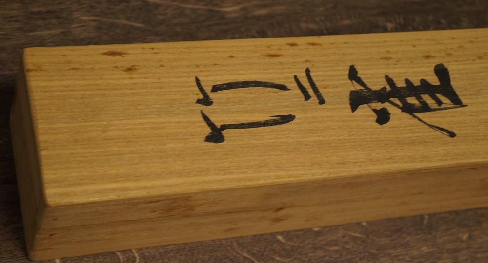Boîte en bois avec inscription a l'encre Gros plan boîte de conservation