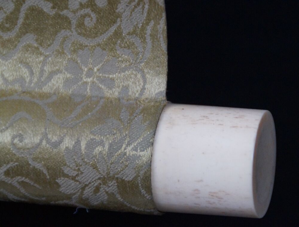 Detailansicht des Rollenendes mit Elfenbeinknauf und goldener Brokat-Seide des Kakemono Herbstchrysanthemen