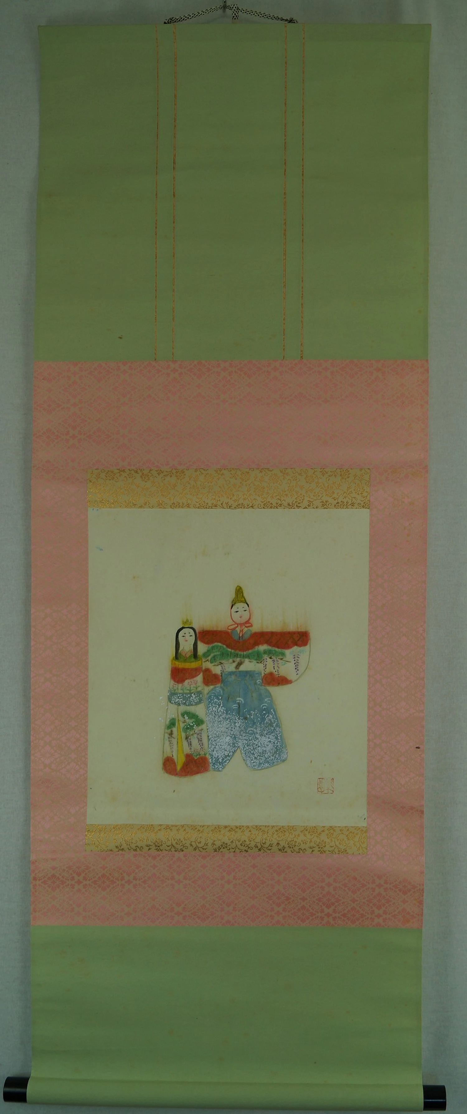 Hina Puppen im Kiefernwald Kakemono Gesamtansicht Rollbild