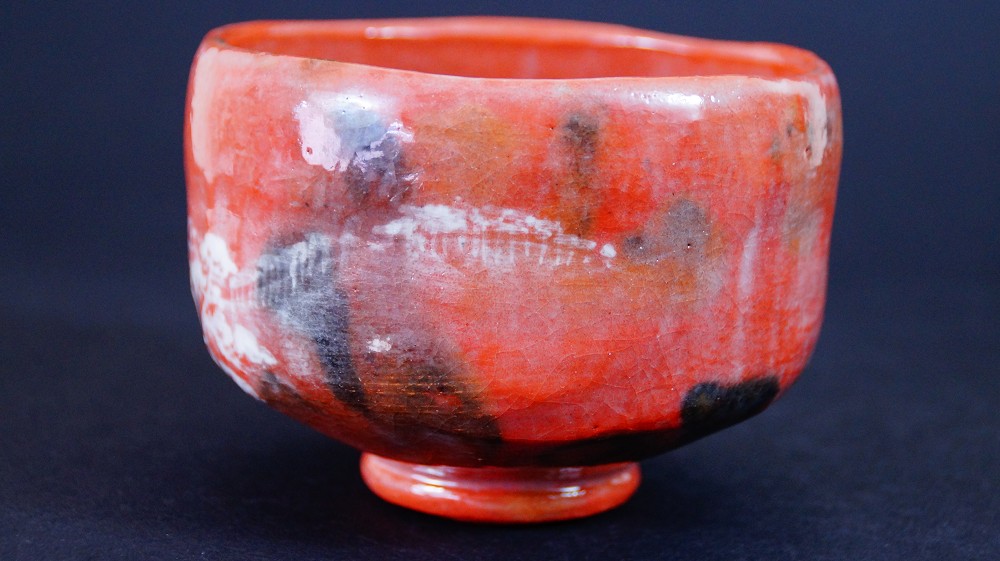 Weitere Seitenansicht der Chawan aus Raku-Keramik von Waraku Kawasaki mit dunklen Brennspuren am Lippenrand