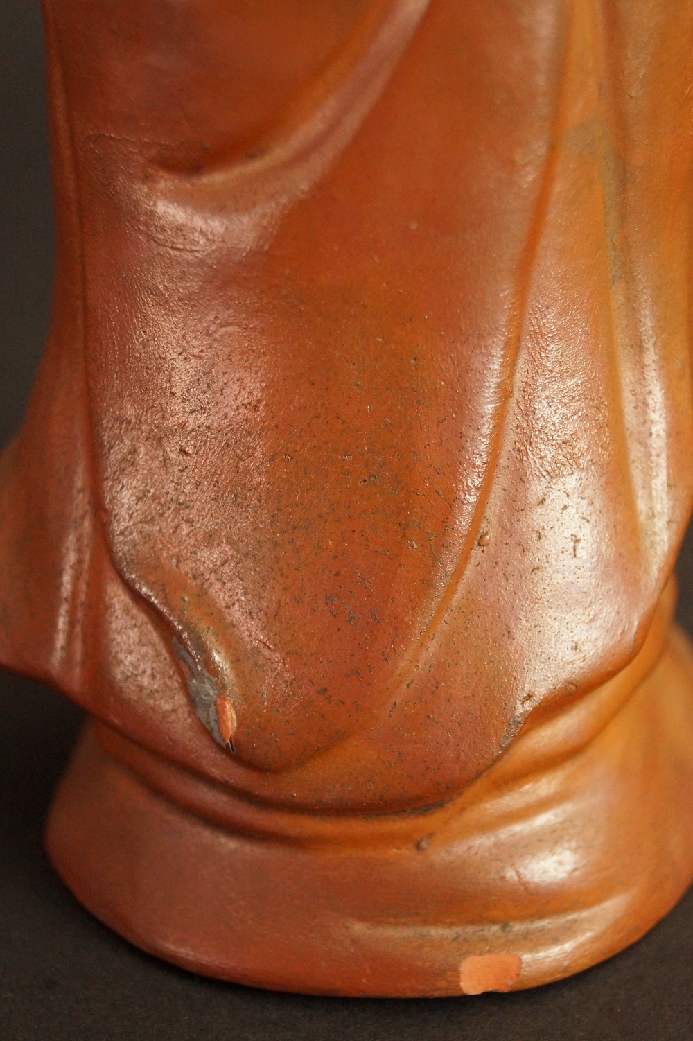 Bodhidharma Daruma Figur aus Bizen Keramik Sockel Nahaufnahme 3