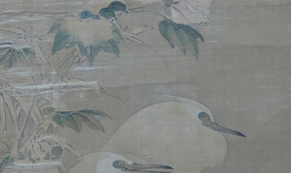 Kakemono von Takaku Ryūko: zwei Reiher unter Pfingstrosen und Bambus auf Seide.