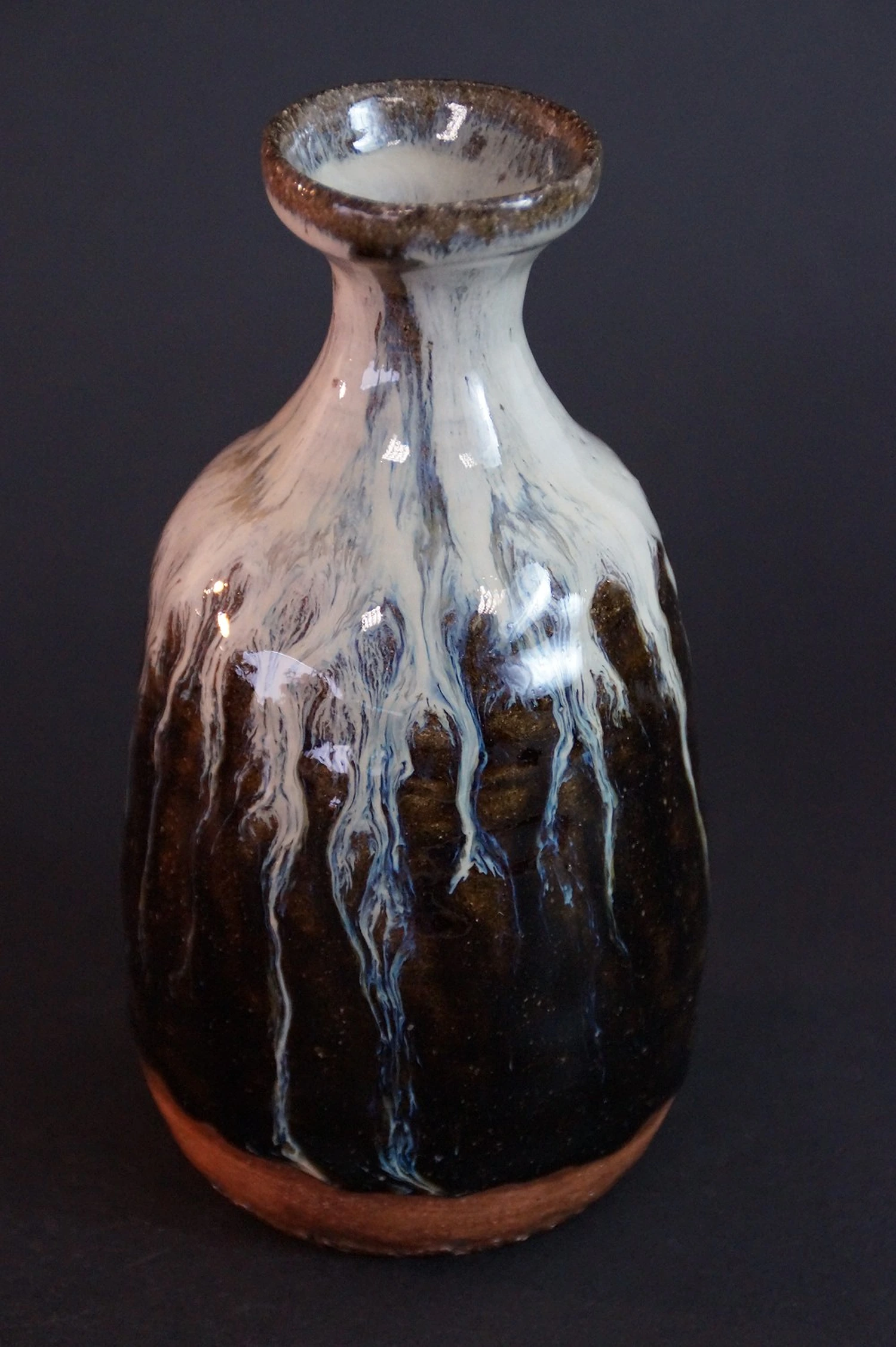 Vista lateral de la Tokkuri con esmalte blanco fluido sobre cuerpo cerámico oscuro