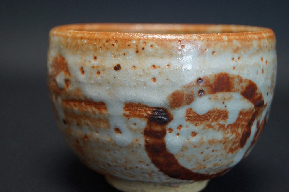 Czarka do herbaty chawan z ceramiki Shino widok z boku ze śladami ognia