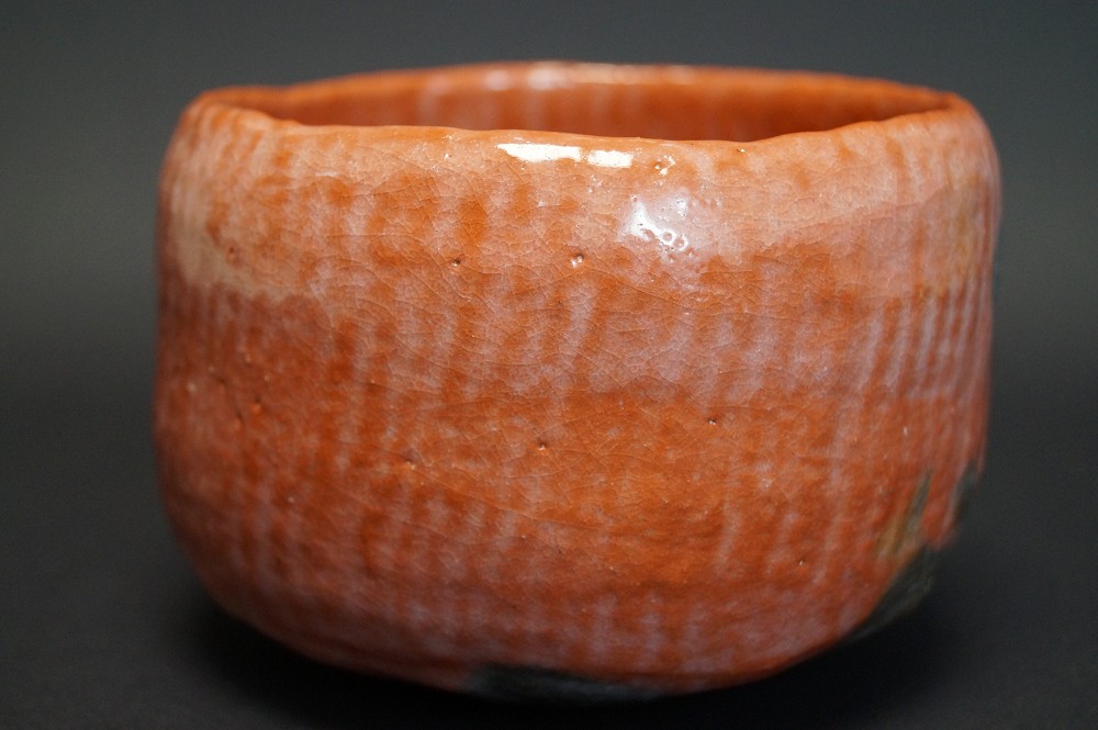 Czarka do herbaty chawan raku autorstwa Shoraku Sasaki widok od tyłu