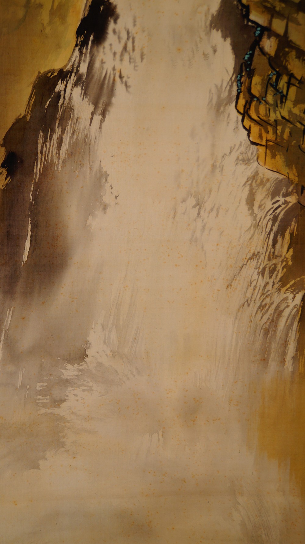 Nahaufnahme der herabstuerzenden Wassermassen im Kakemono Tosender Wasserfall von Yamamoto Shunkyo