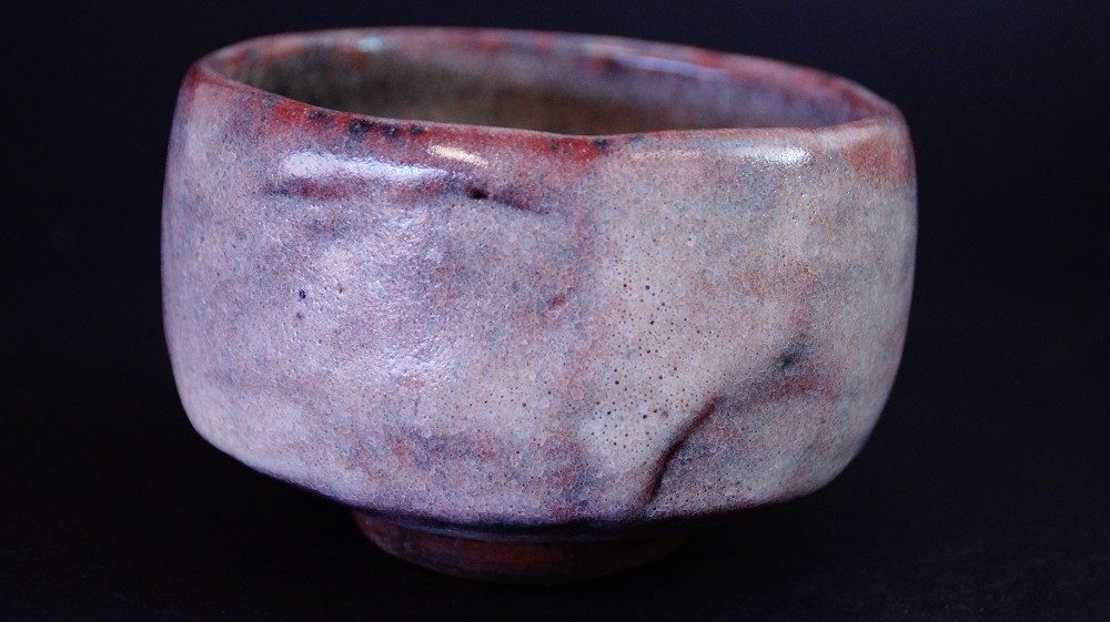 Weitere Seitenansicht des Chawan aus Ohi-Keramik mit rotbrauner Glasur von Kaihatsu Bunmei