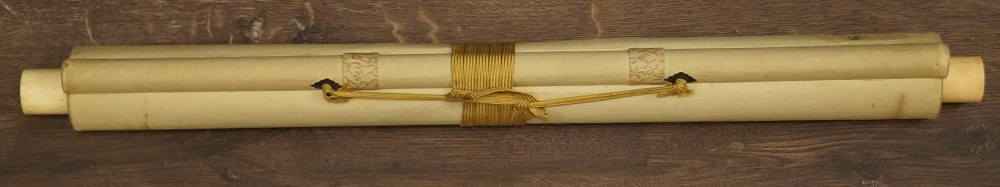 Kraehe auf Persimon-Zweig von Ito Yanagiso Kakemono zusammengerollt