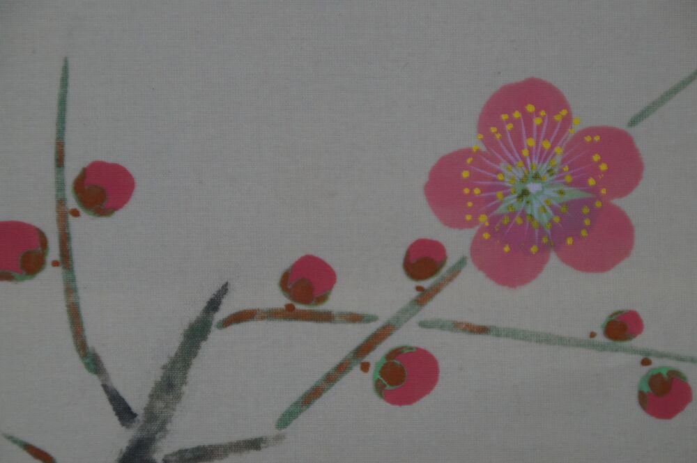 Macrofotografía de una sola flor de ciruelo en el kakemono Uguisu sobre ciruelo en flor