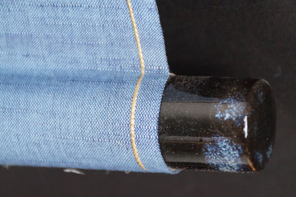 Detailansicht des schwarz lackierten Rollenendes mit blauer Seide des Kakemono Wasserfall im Nebel
