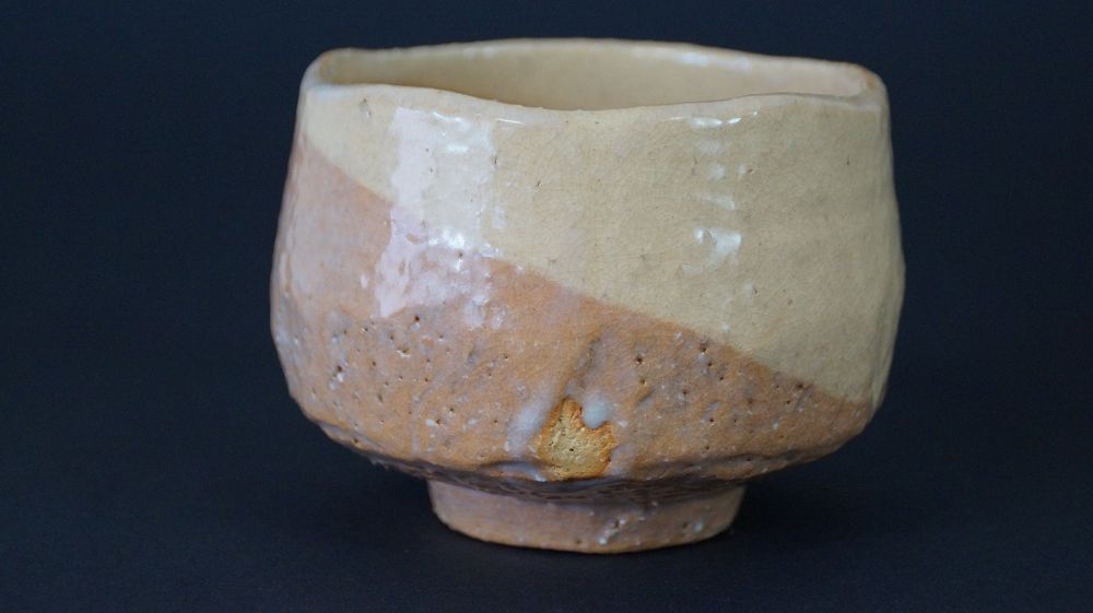 Weitere Ansicht der Chawan Teeschale aus Raku-Keramik von der Seite