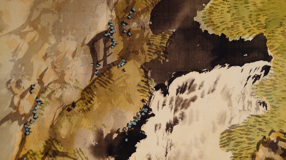 Nahaufnahme der zerkluefteten Felswand mit bemoosten Stellen am Rand des Wasserfalls im Kakemono Tosender Wasserfall von Yamamoto Shunkyo