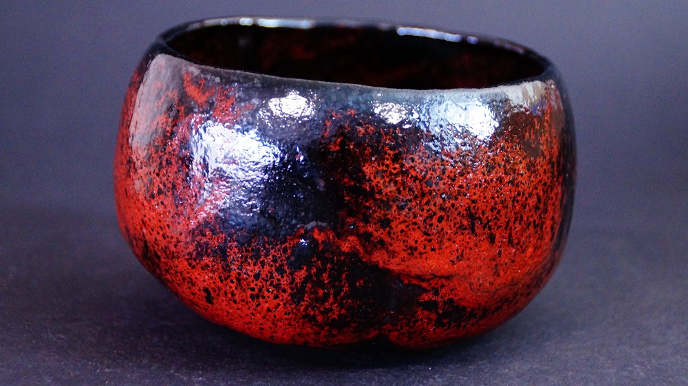 Chawan aus Kuro Raku Keramik von Shoraku Sasaki Seitenansicht 1