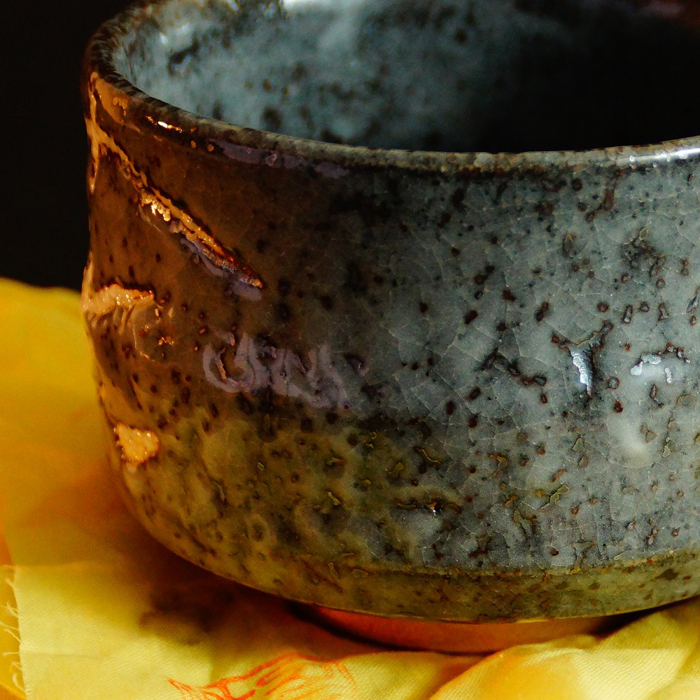 Chawan Teeschale aus Oribe-Keramik von Ito Shinzan Motiv Nahaufnahme Vorschau