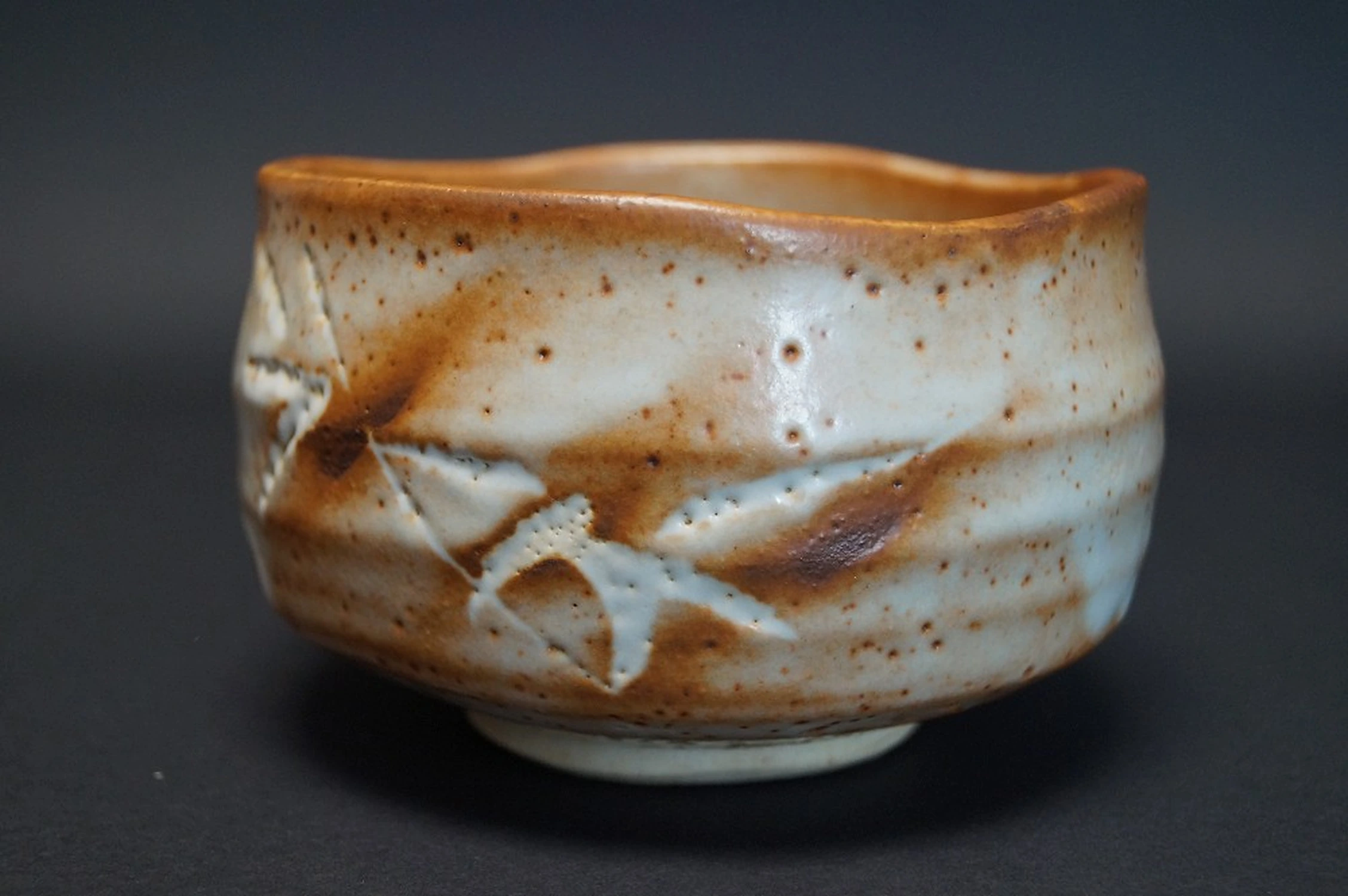 Chawan in ceramica Shino di Shūzan vista laterale 1