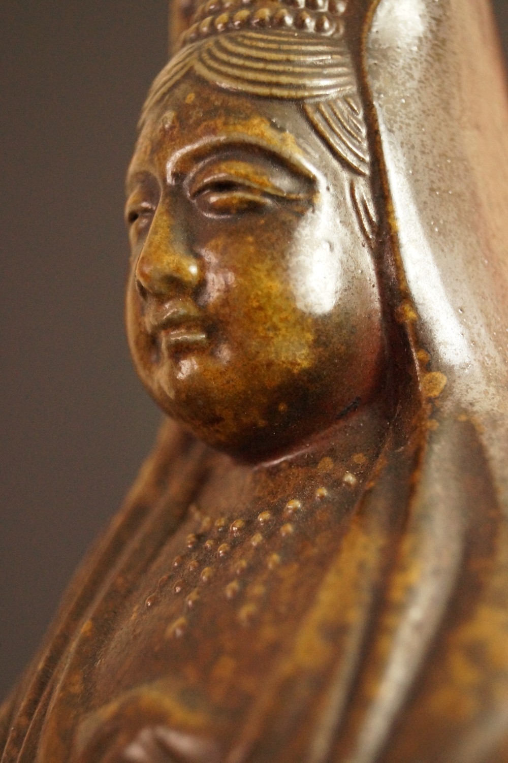 Kannon Figur aus Bizen Keramik von Shibaoka Tsukuru Nahaufnahme des Gesichts mit Perlenkette Motiv Nahaufnahme 2