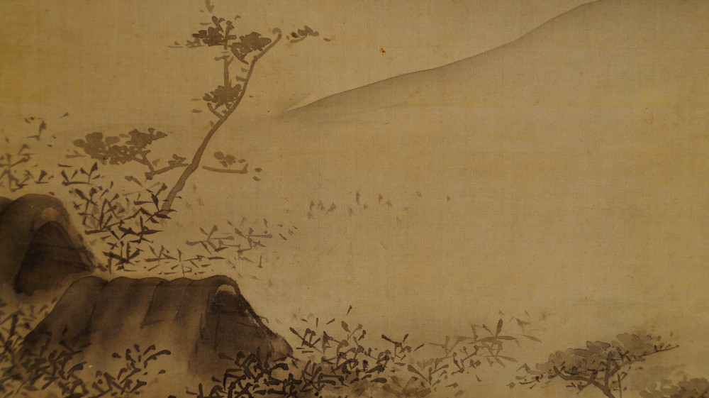 Gros plan sur le rocher et un arbre isolé au bord du paysage à l'encre de Naoun