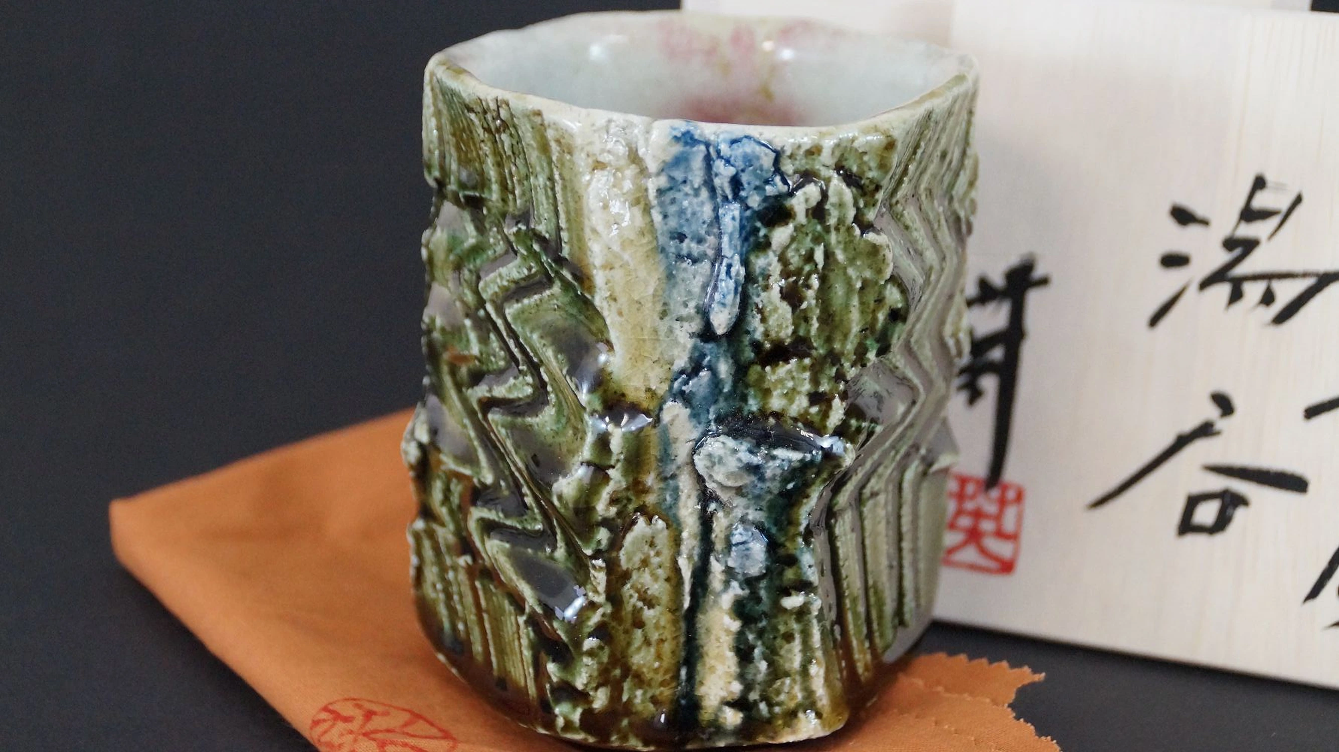 Yunomi bol à thé en céramique Oribe à côté de la boîte de rangement signée avec sceau rouge de l'artiste