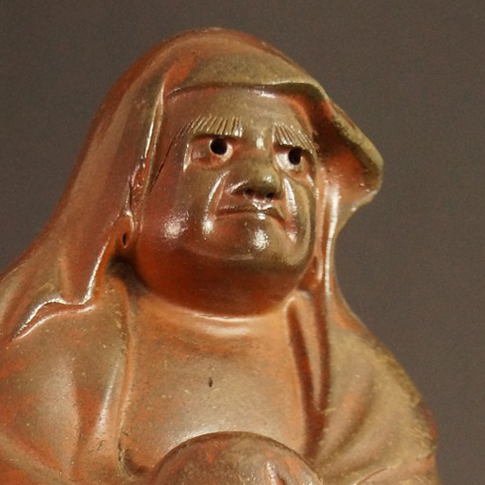 Bodhidharma Daruma Figur aus Bizen Keramik Motiv Nahaufnahme Vorschau