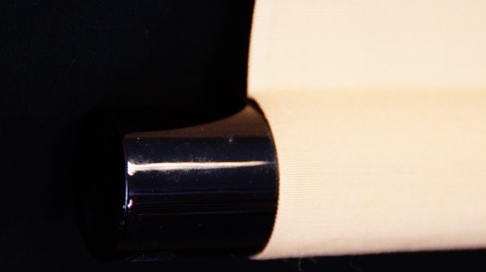 Nahaufnahme des schwarz lackierten Rollenendes des Kakemono