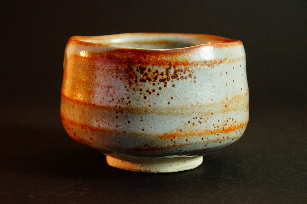 Chawan Teeschale aus Shino-Keramik von Seizan Seitenansicht 1