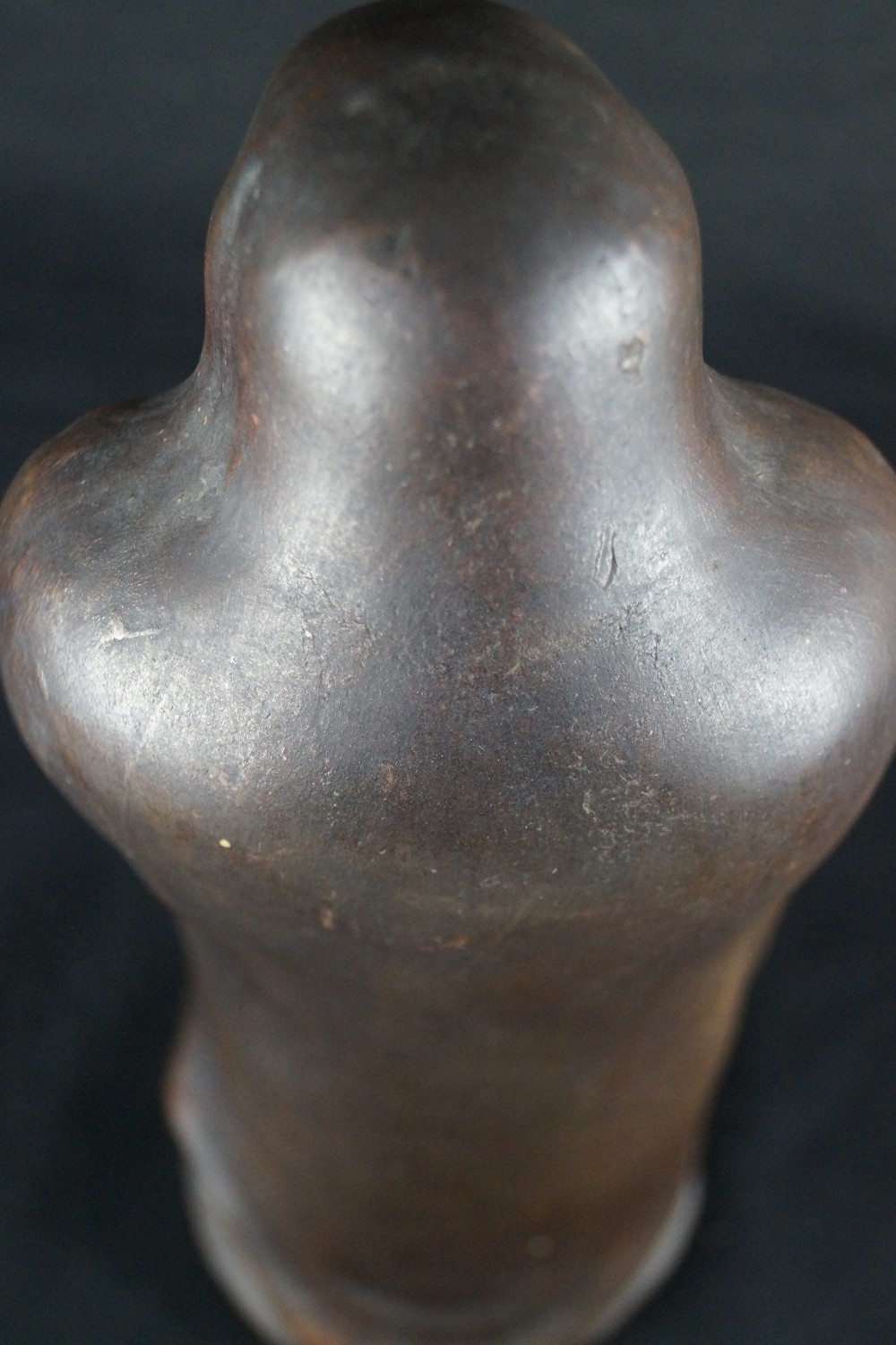 Bodhidharma Daruma nachdenklicher Blick Bizen Keramik Aufsicht Nahaufnahme 6
