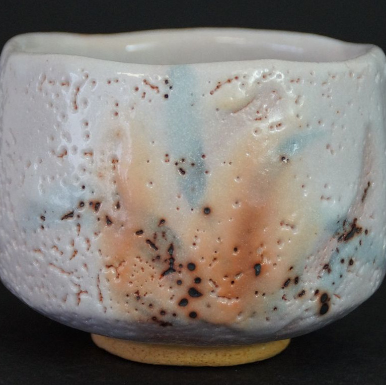 Chawan aus Shino-Keramik von Ken Kato in der Gesamtansicht mit pastellfarbener Glasur in Rosa, Blau und Orange