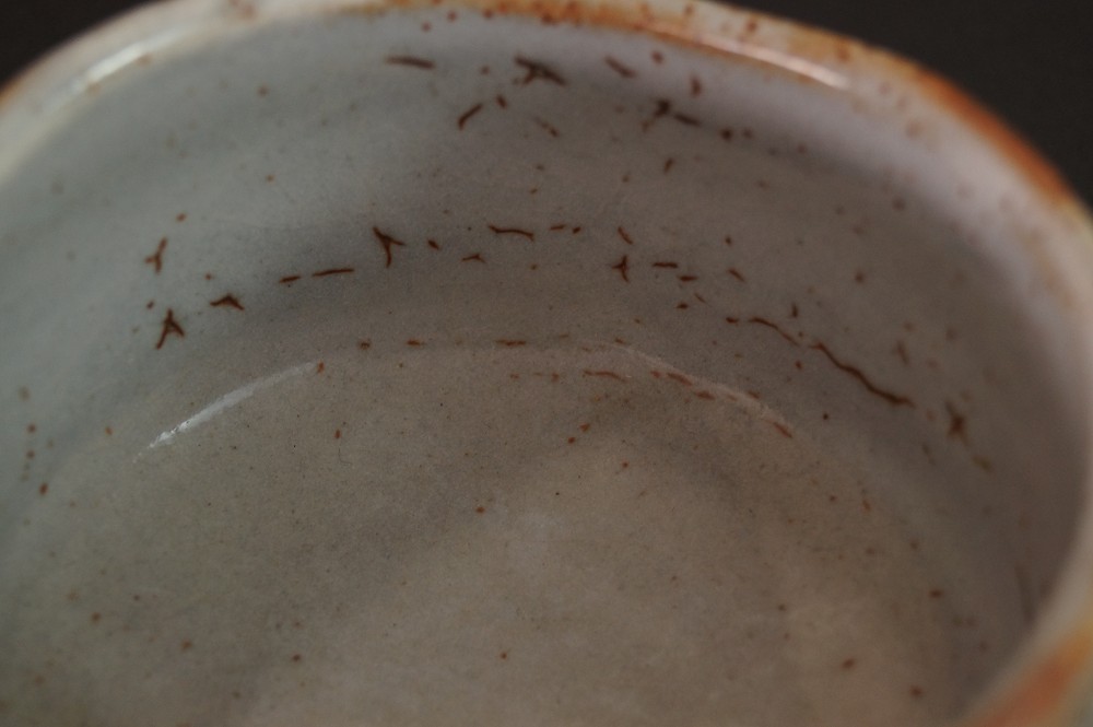 Chawan Shino par Shuzo Kato Gros plan de la vue intérieure