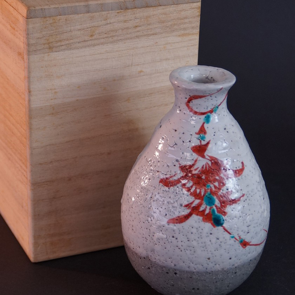Vorschau-Nahaufnahme der Kyo Sake Flasche mit Aufbewahrungsbox im Hintergrund