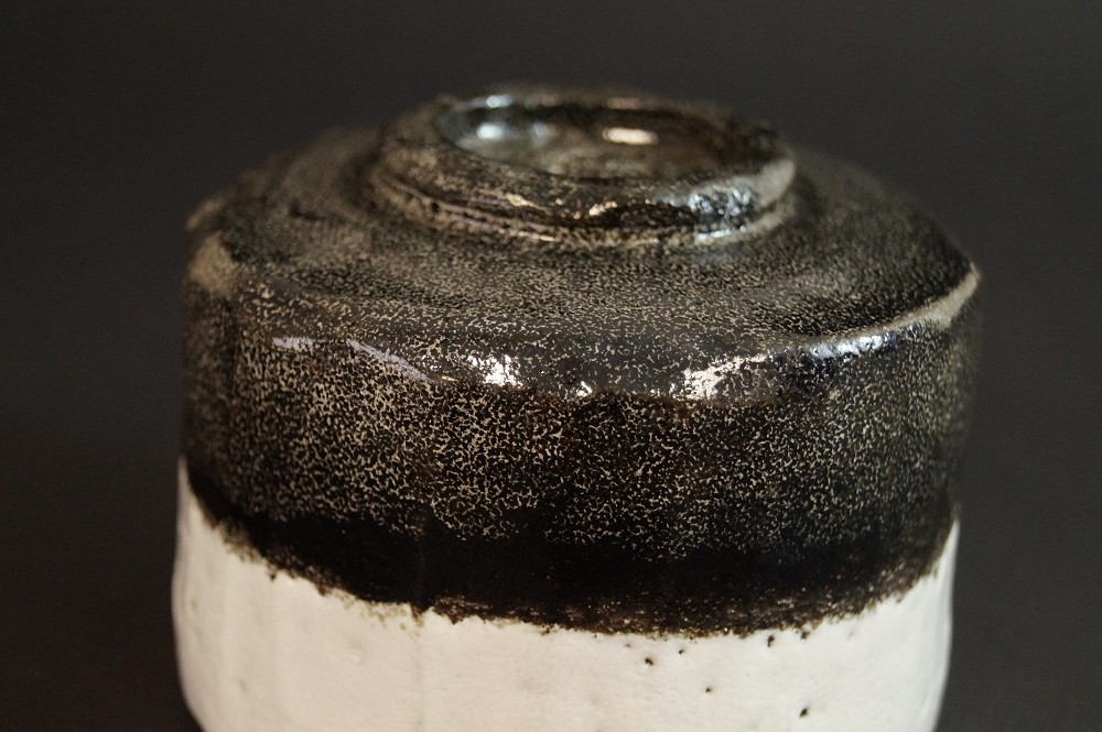 Chawan motif Fuji-San en céramique Raku par Shoraku Sasaki vue arrière