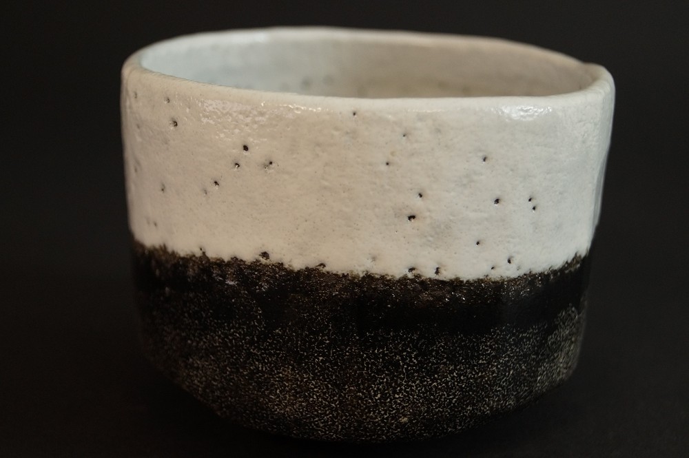 Chawan à motif Fuji-San en céramique Raku par Shoraku Sasaki vue de côté 3