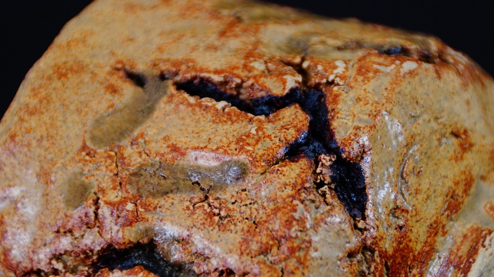 Extreme Nahaufnahme der tiefen Brandrisse in der ockerfarbenen Glasur der Chawan aus Seto-Keramik von Takamichi Kato
