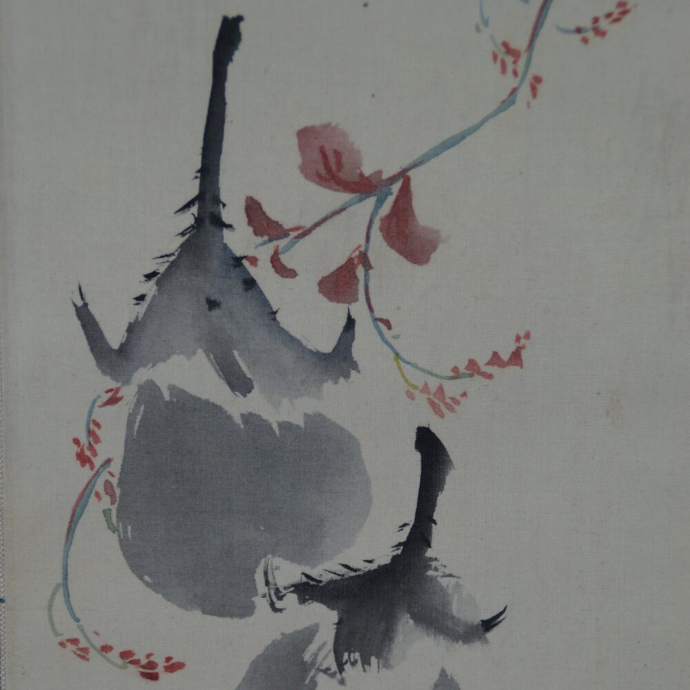 Weitere Nahaufnahme der beiden Auberginen mit rotem Bluetenzweig im Kakemono Japanische Aubergine