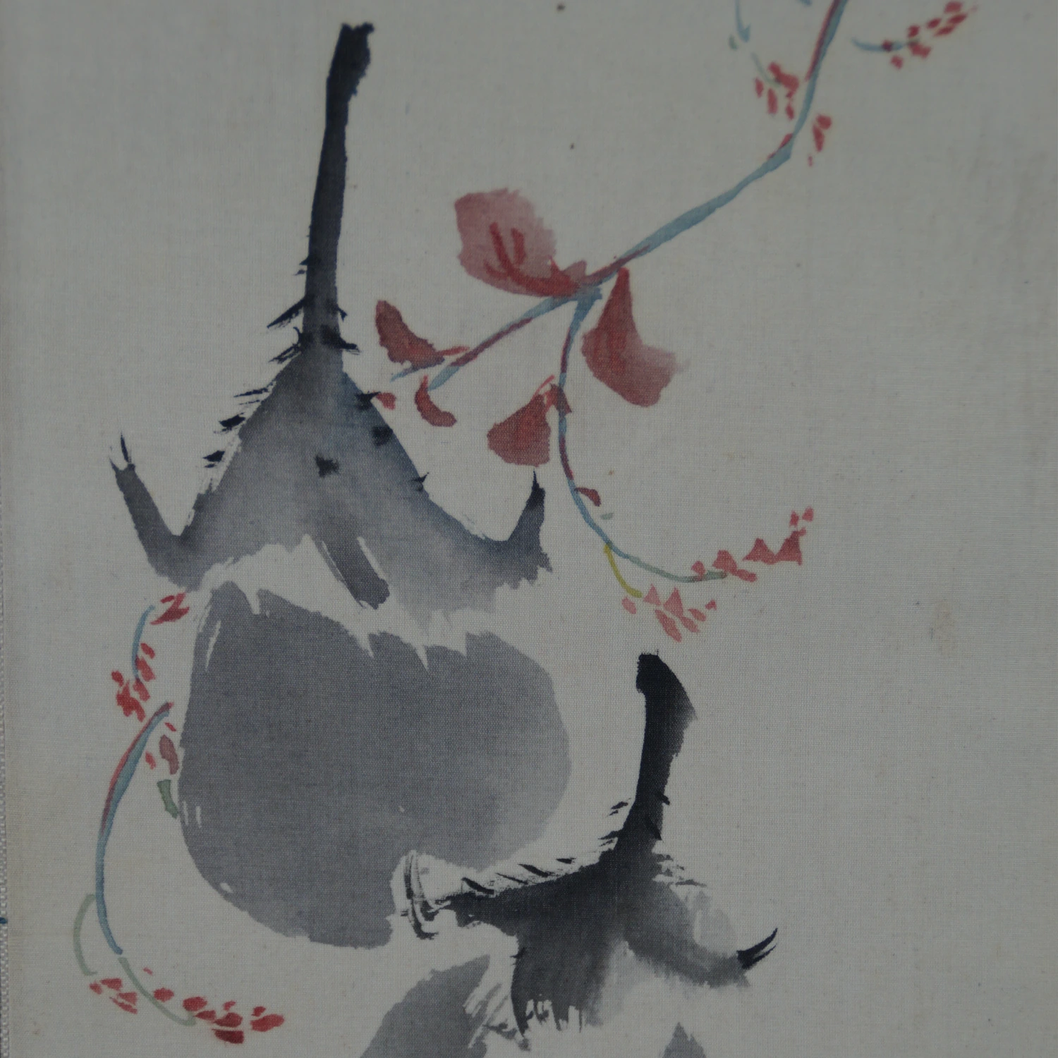 Weitere Nahaufnahme der beiden Auberginen mit rotem Bluetenzweig im Kakemono Japanische Aubergine