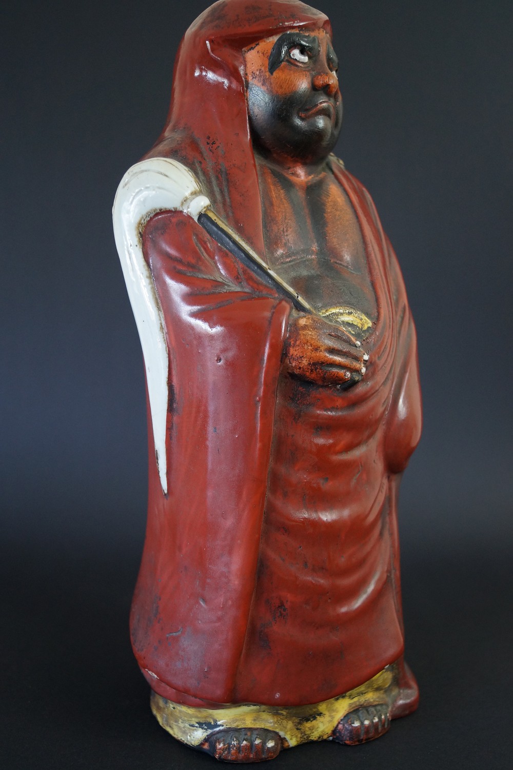 Daruma Figur aus Kutani Porzellan Frontalansicht mit Hossu