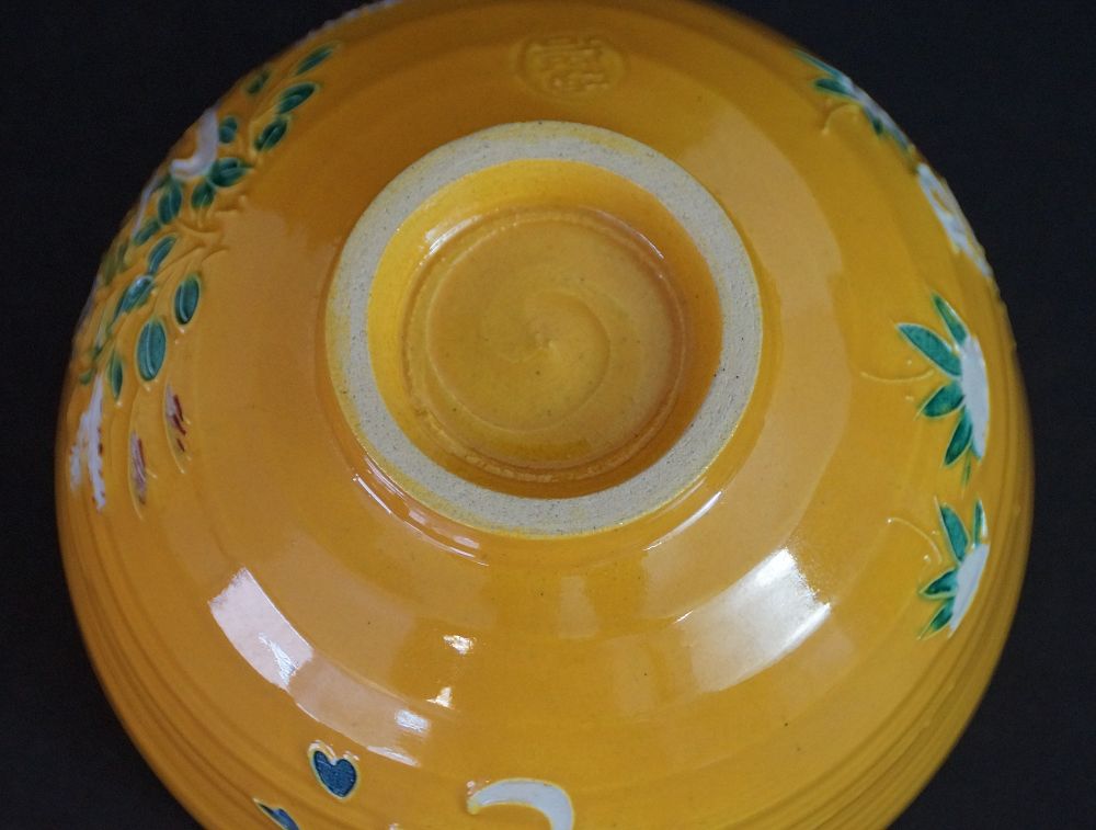 Detailansicht des Standfusses mit eingepraegtem Kuenstlersiegel der Chawan aus Kyoto-Keramik von oben