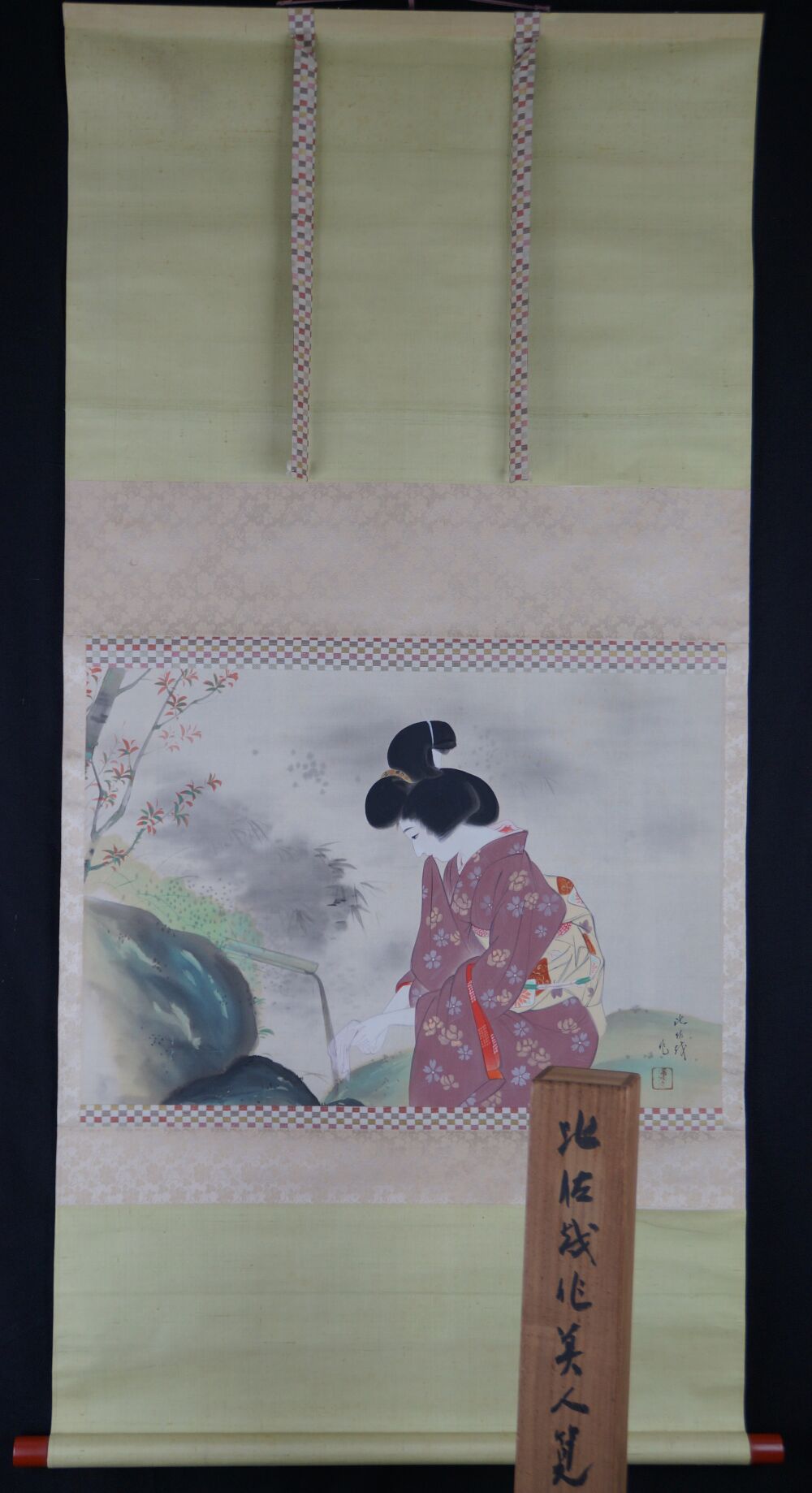 Kakemono Dame im Kimono am Gartenteich in voller gerahmter Ansicht mit Aufbewahrungsbox
