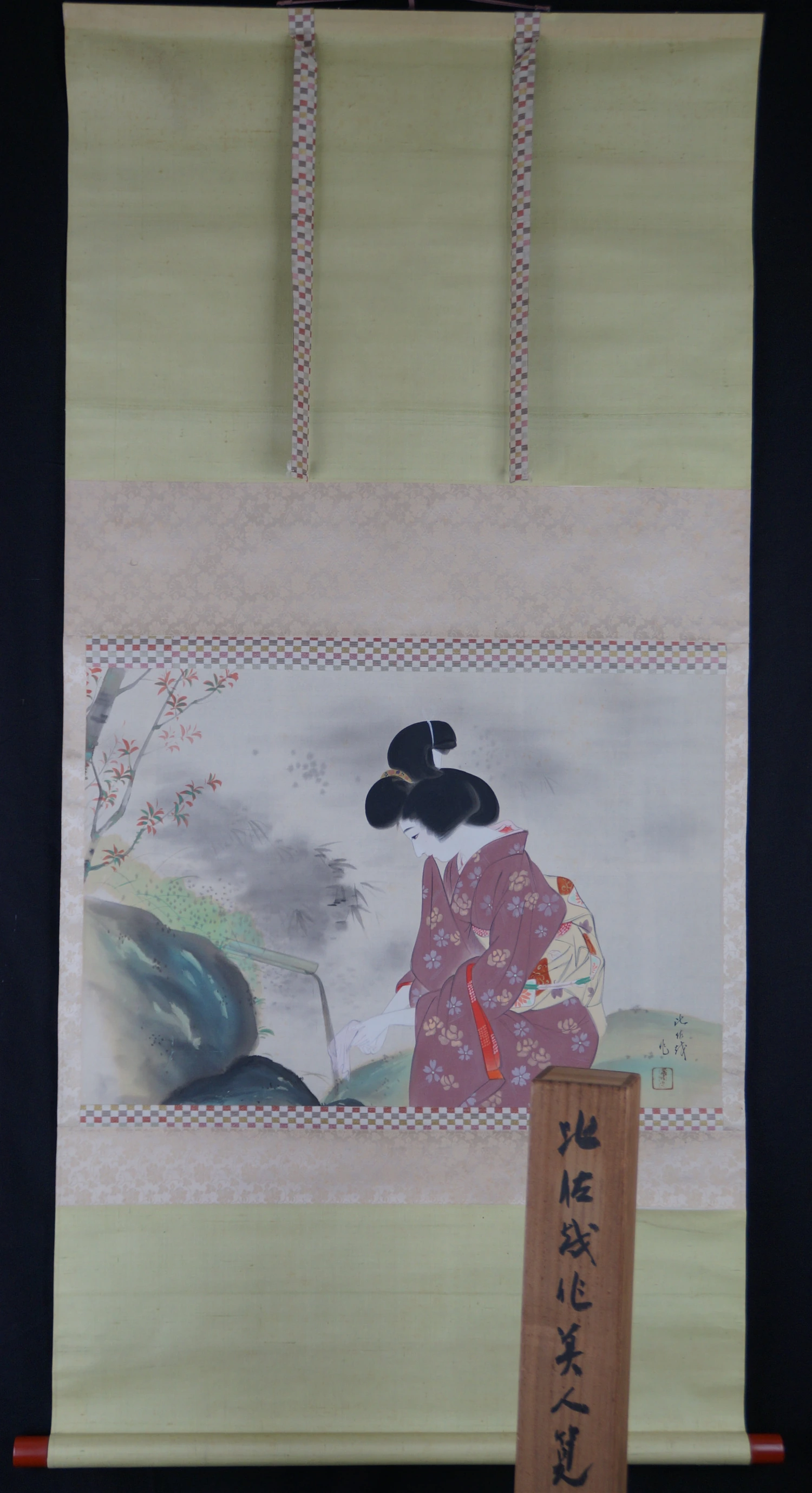Kakemono Dame im Kimono an der Bambusrinne in voller gerahmter Ansicht mit Aufbewahrungsbox