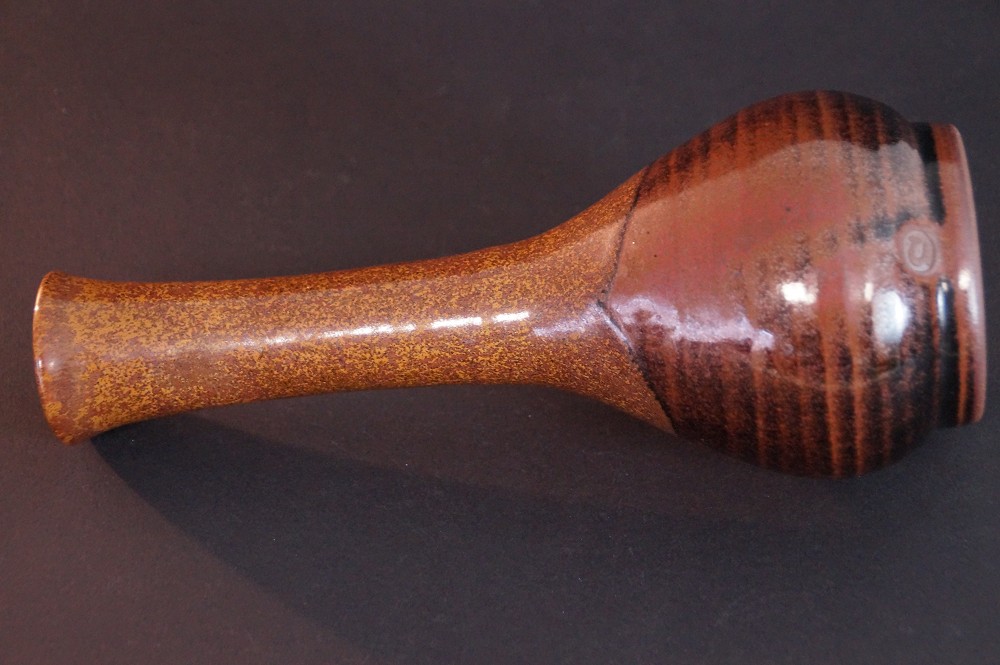 Liegende Seitenansicht der Vase mit Blick auf Hals und gestempelten Standfuss