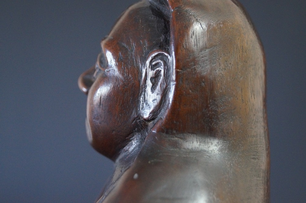 Bodhidharma Daruma figure en bois dur oreille gros plan