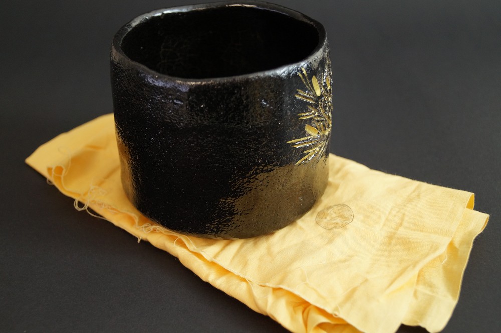 Chawan in ceramica Raku di Keiraku Ito vista laterale 1