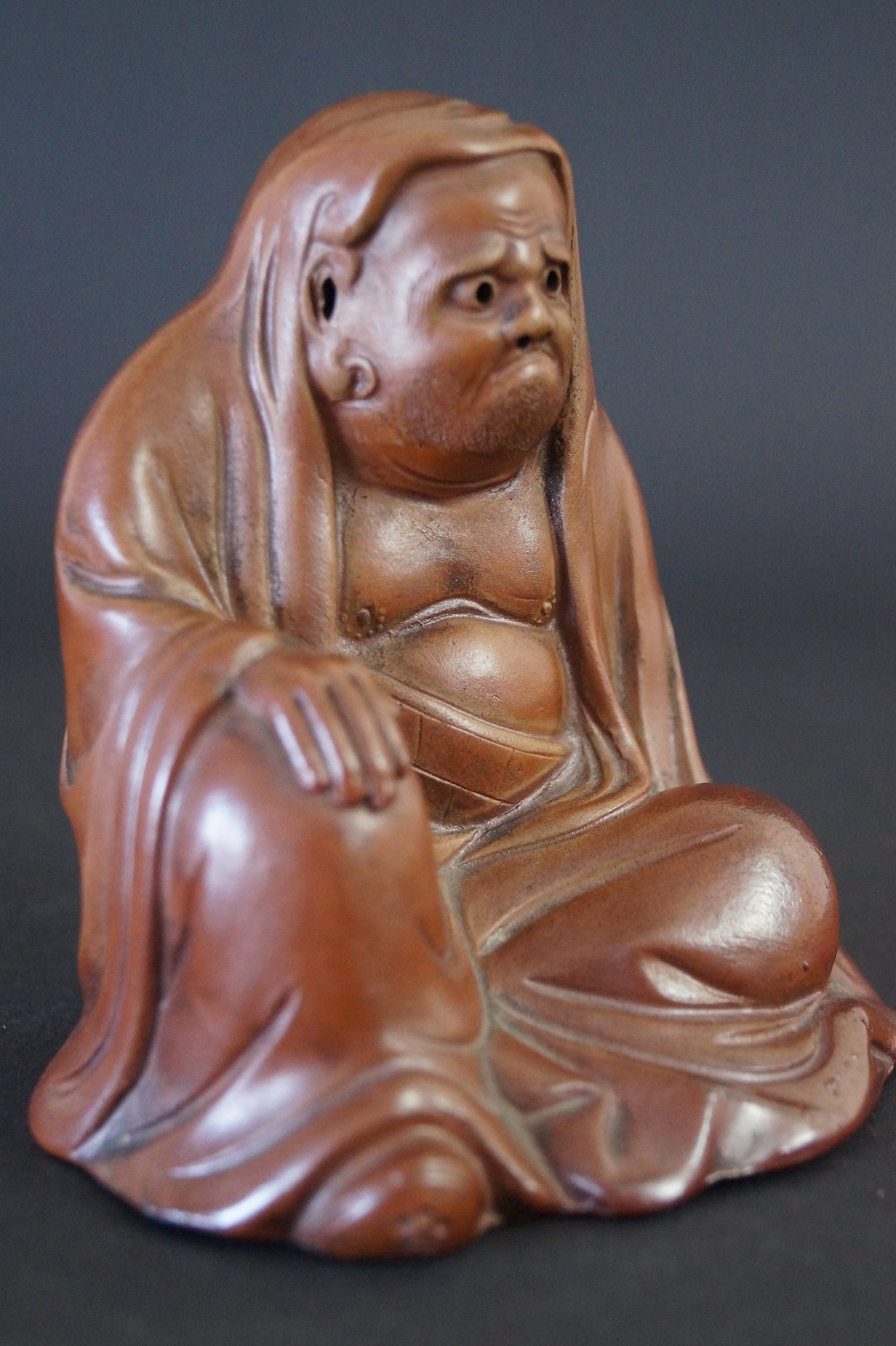 Figura de Bodhidharma vista frontal con caja de conservación 3