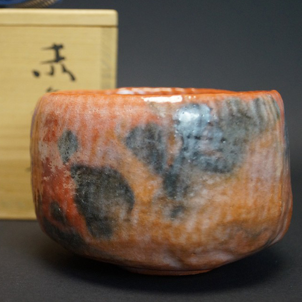 Czarka do herbaty chawan Raku autorstwa Shoraku Sasaki podgląd zbliżenia motywu