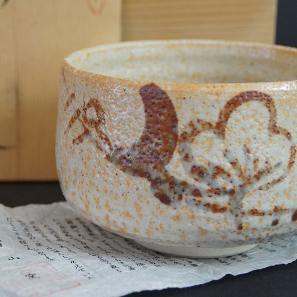 Chawan aus Shino-Keramik aus dem Toyama Ofen mit rostrotem Pinselmotiv und oranger Feuerspur